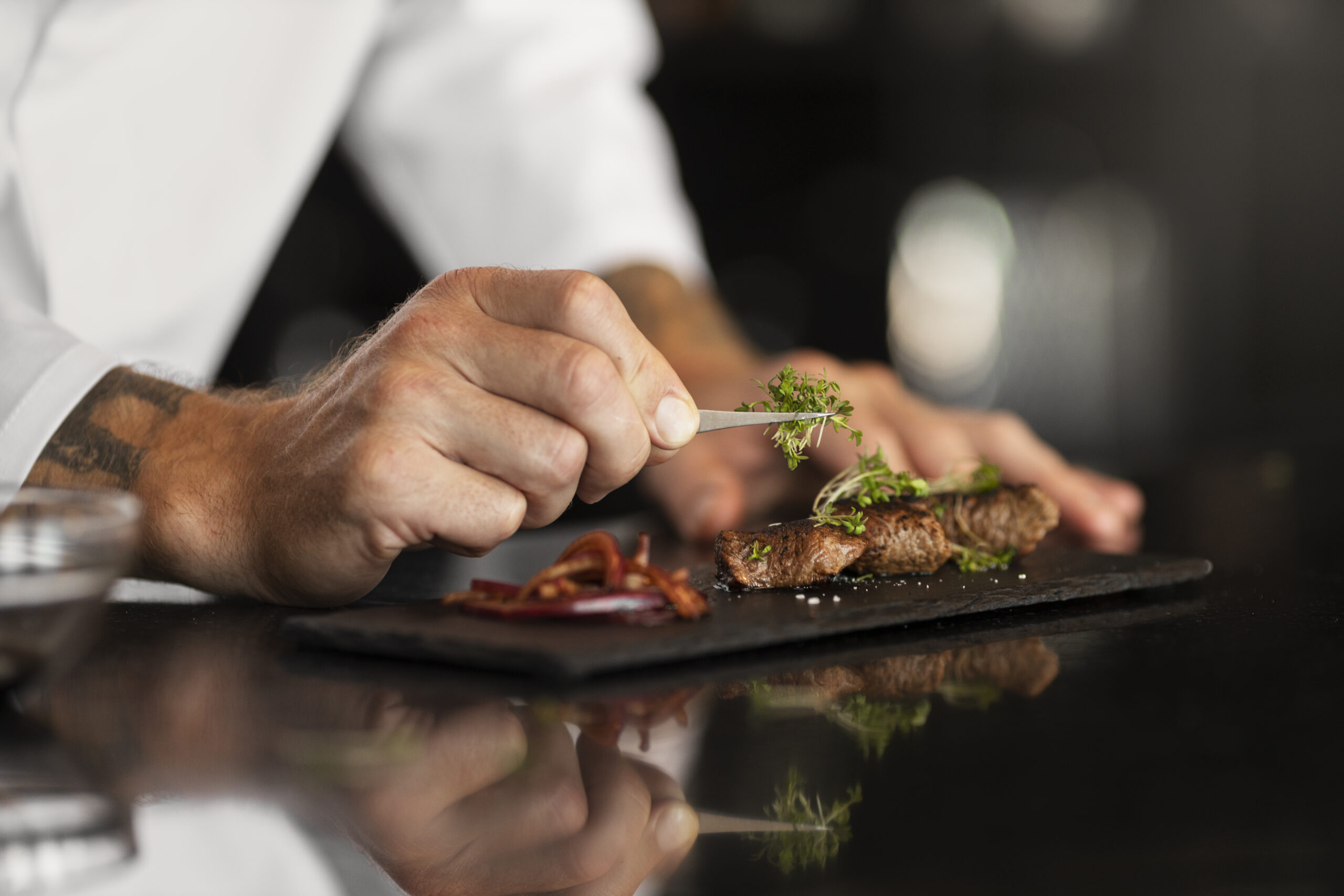 chef profesional prepara un plato